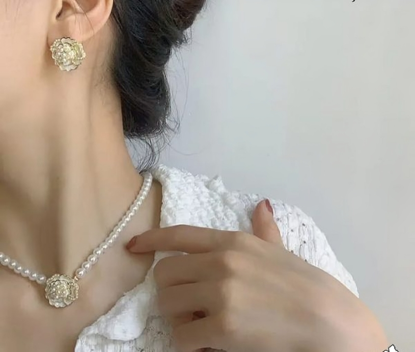Elegant Flower Pearl Jewelry Set (Necklace, Earrings & Bracelet)