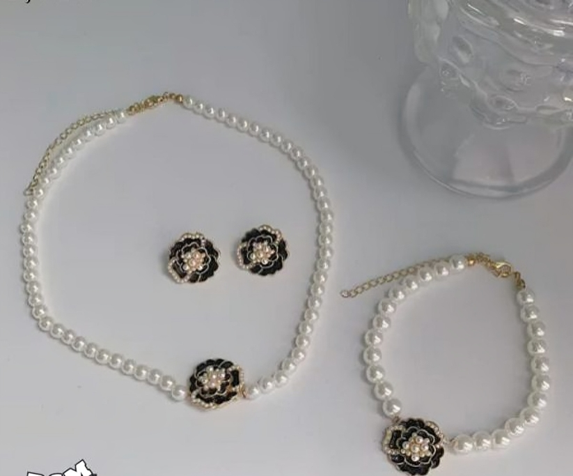 Elegant Flower Pearl Jewelry Set (Necklace, Earrings & Bracelet)