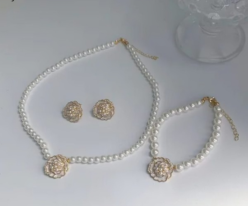 Elegant Flower Pearl Jewelry Set (Necklace, Earrings & Bracelet)